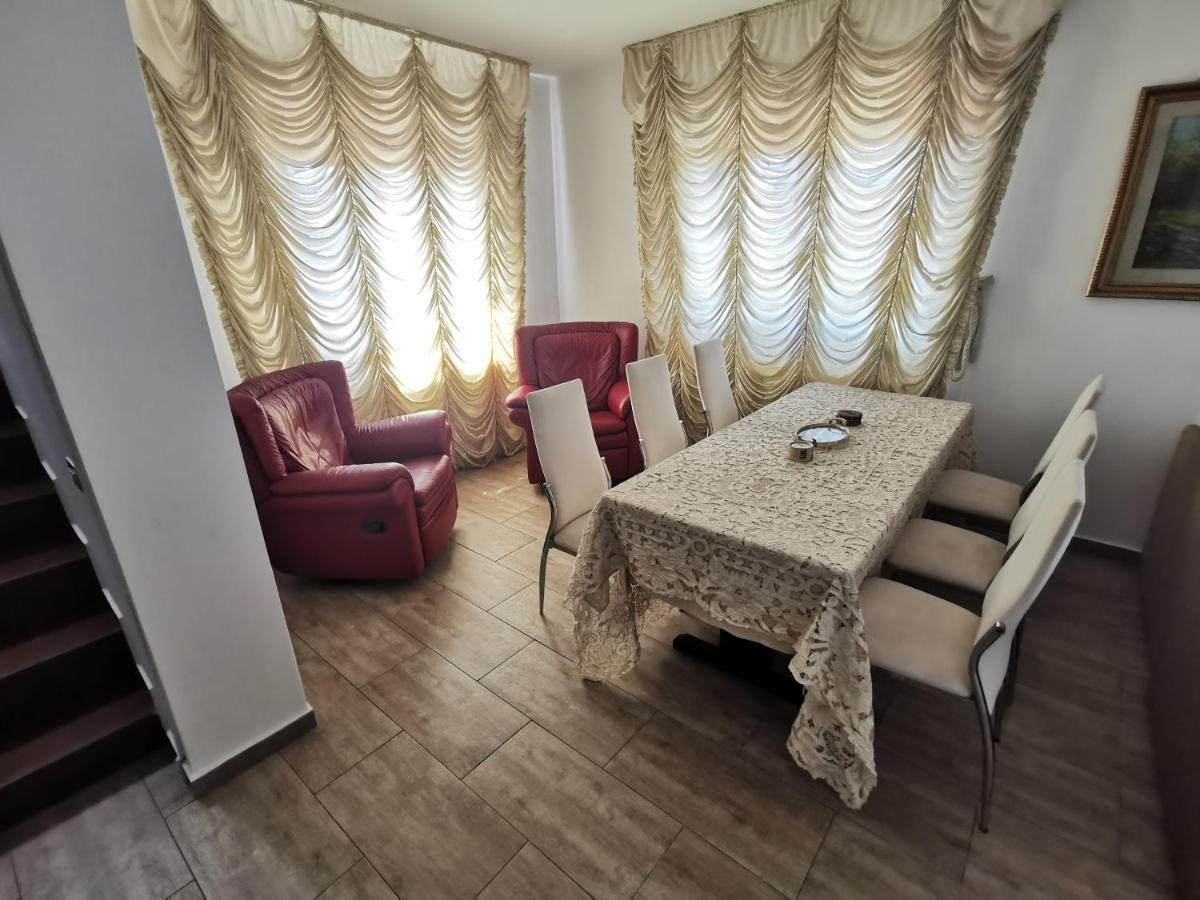Vila Deal Sacele Exterior photo